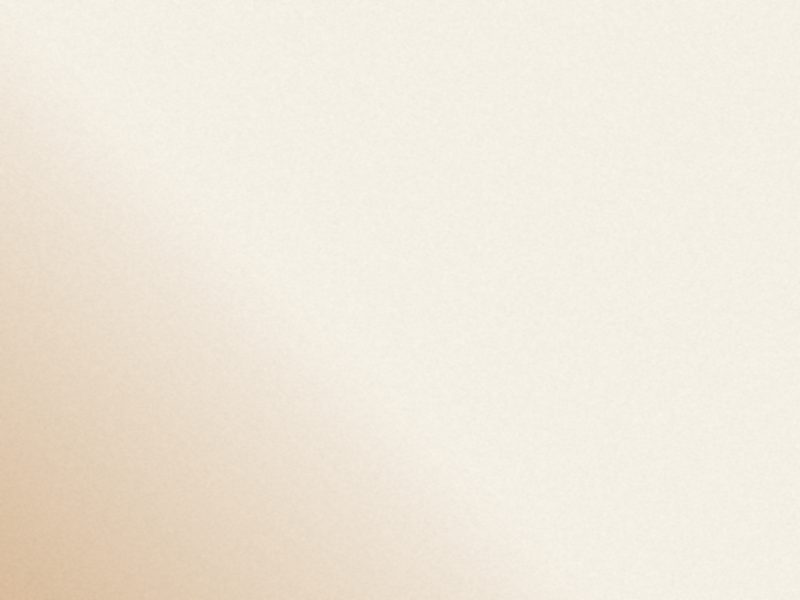 Redactrice pigiste travaillant sur un article dans un espace editorial lumineux
